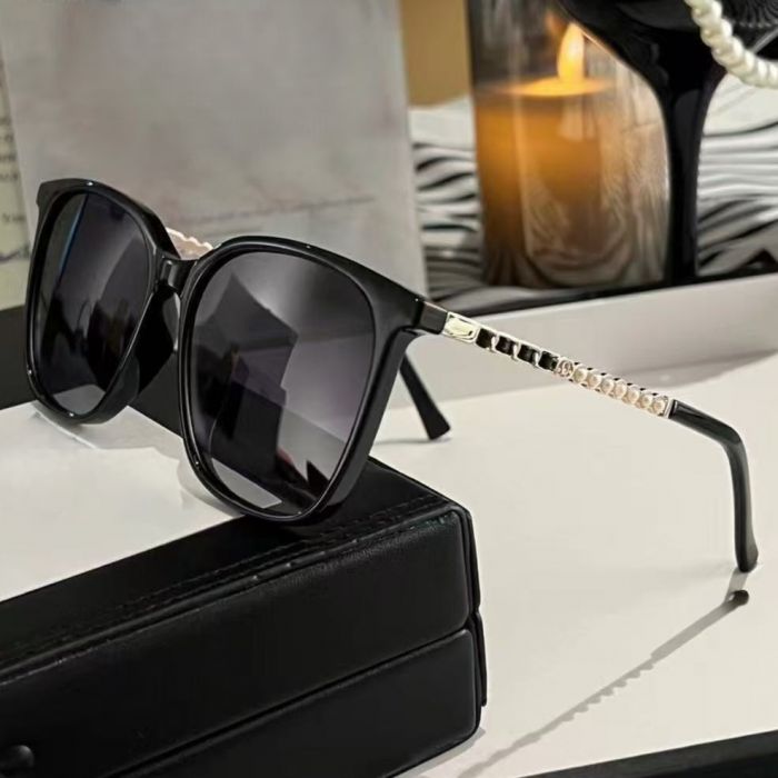 Square Frame Sunglasses with Pearl & Chain Arm